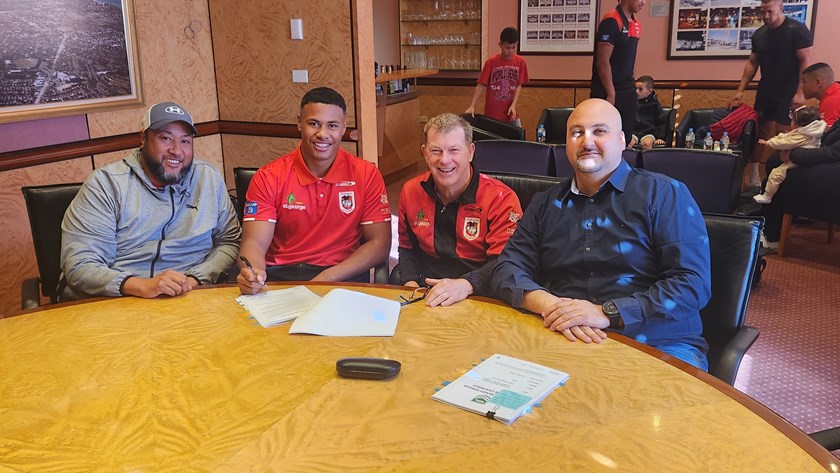 Finau Latu signing his Dragons contract alongside father Sione, Junior Pathways and Recruitment Director Ian Millward & manager Michael Shebl.