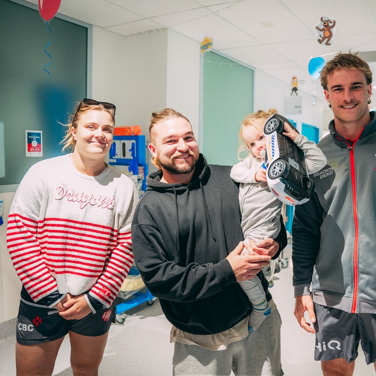 Dragons visit Wollongong Hospital for Children's Week